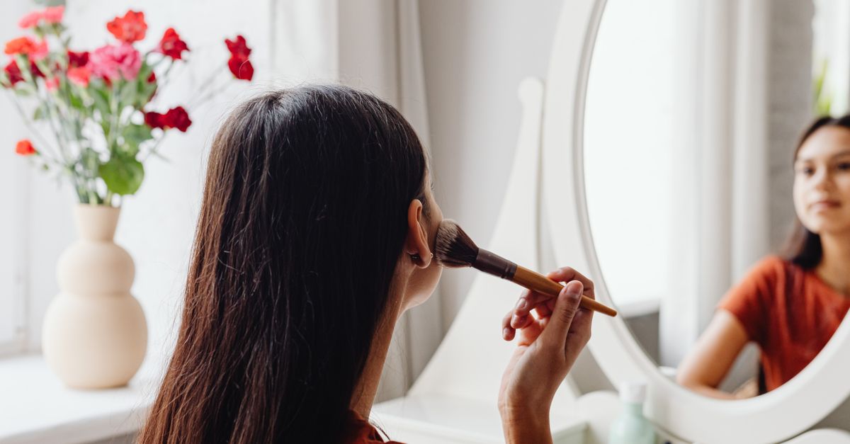 LED Hollywood Vanity Makeup Mirror - makeup application